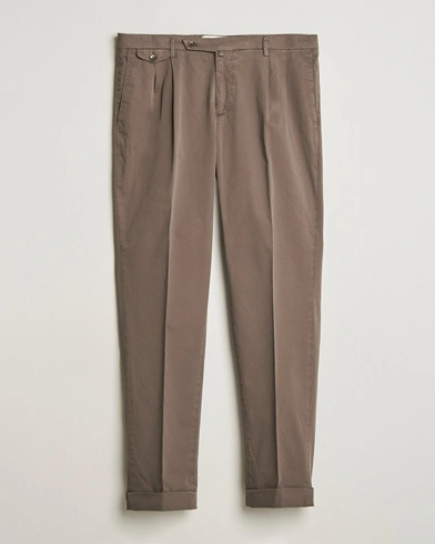  Easy Fit Pleated Cotton Stretch Chino Brown