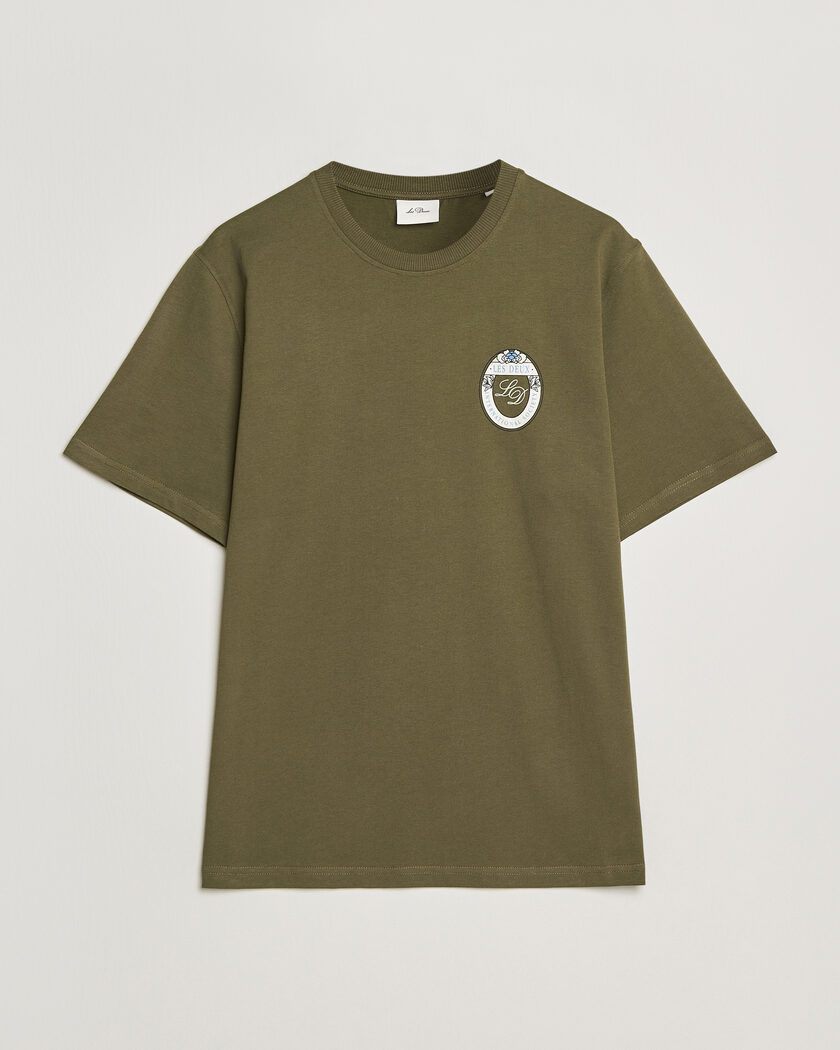 LES DEUX Brday Emblem T-Shirt Olive Night Green – Grøn