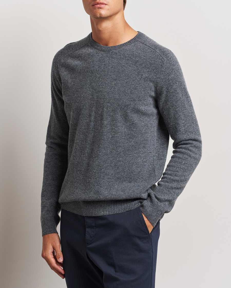 Herre | Strikkede trøjer | KnowledgeCotton Apparel | Lambswool Roundneck Dark Grey