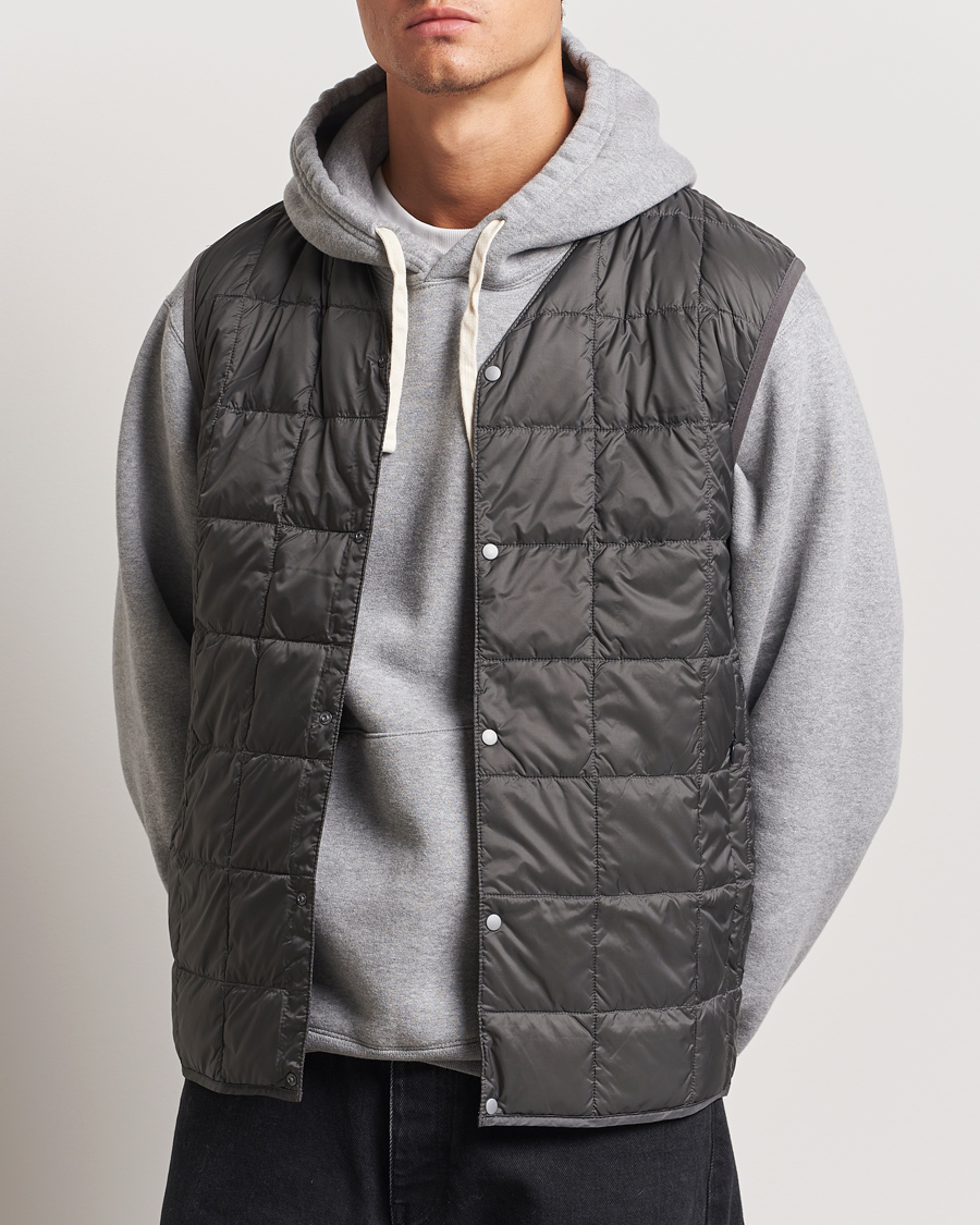 Herre | Tøj | TAION | V-Neck Lightweight Down Vest Dark Grey