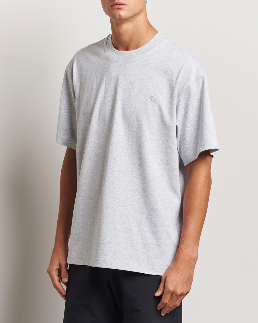 Herre |  | adidas Originals | Essential Crew Neck T-Shirt Light Grey