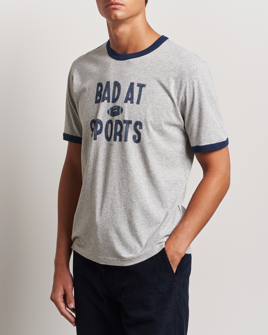 Herre |  | Nudie Jeans | Ricky Bad At Sport T-Shirt Grey Melange