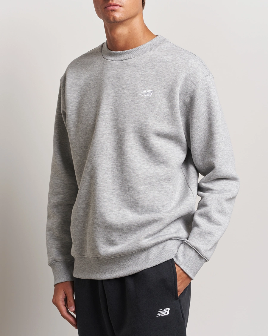 Herre | Nye produktbilleder | New Balance | Essentials Fleece Sweatshirt Athletic Grey