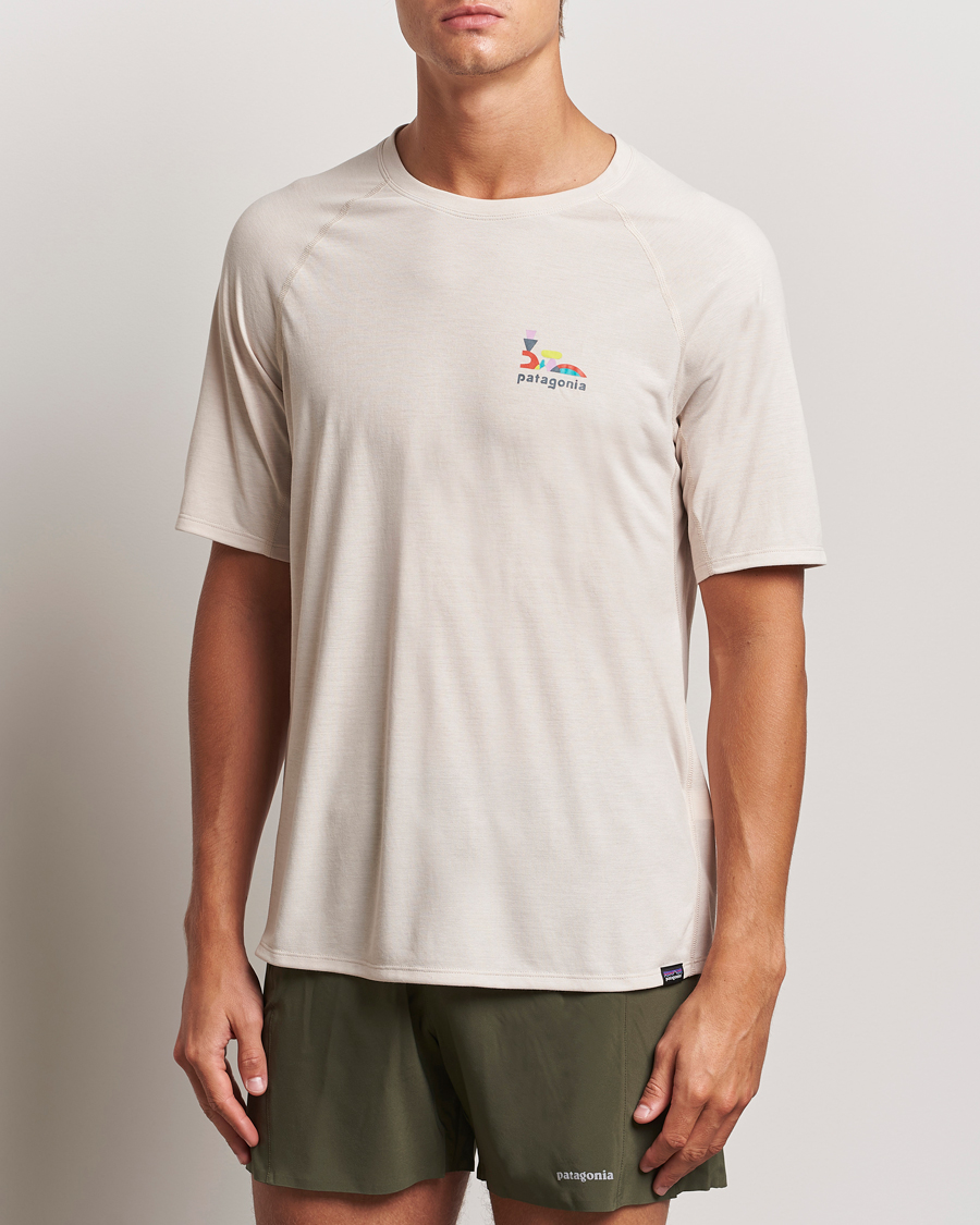 Herre | Kortærmede t-shirts | Patagonia | Short Sleeve Cap Cool Trail Graphic Shirt Pumice