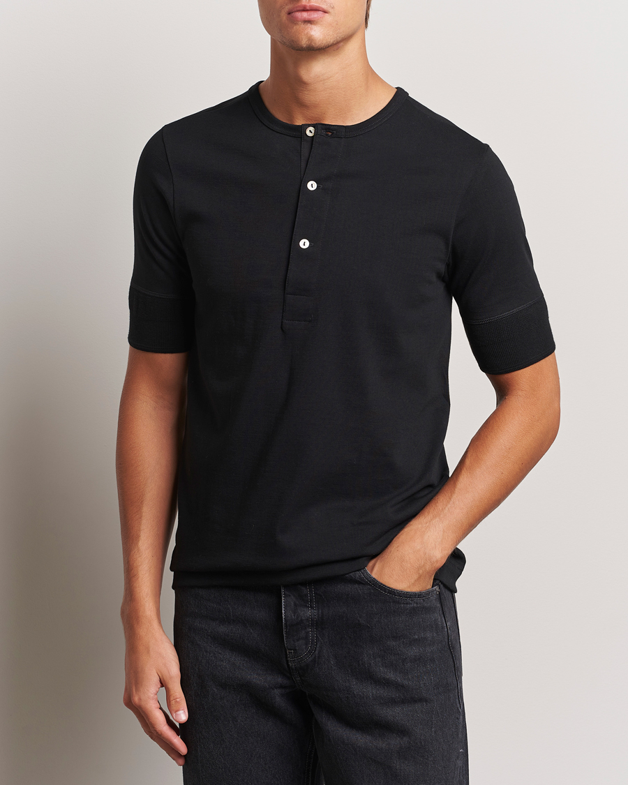 Herre |  | Merz b. Schwanen | Short Sleeve Organic Cotton Henley Black