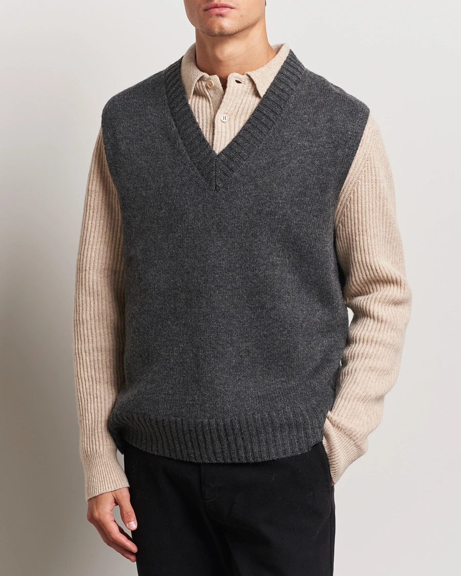 Herre | Slipovers | A Day\'s March | Wigtown Lambswool V-Neck Vest Charcoal