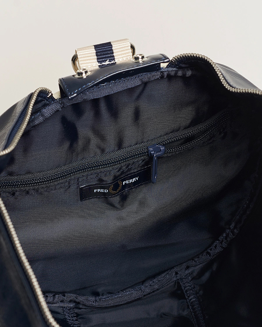 Herre | Tasker | Fred Perry | Classic Barrel Bag Navy/Ecru